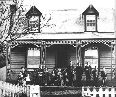 Wanganui house and large family 1870